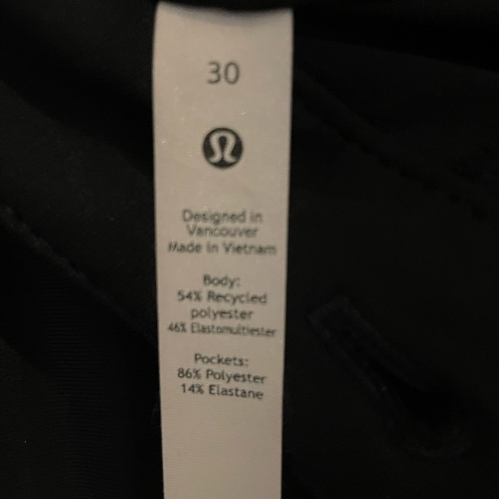 Lulu lemon size 30 black crop pant - Picture 3 of 4